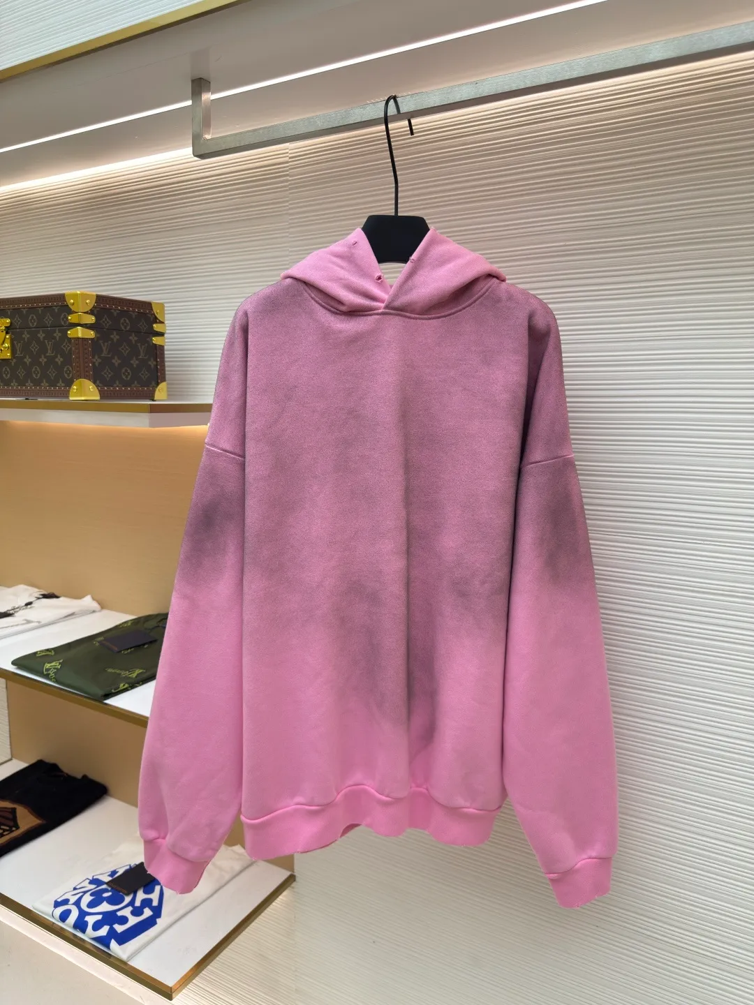 Acne Studios 1996 distressed printed hooded sweatshirt ●Authentic product: Purchased and developed for 2199 ●Item number: 1680618-A85 ●Fabric: pure cotton fabric ●Technology: printing production ●Version: loose fit ●Weight: about 855 grams ●Size: S-M-L-XL ●Description: The fabric is made of custom-made pure cotton, washed with distressed and dirty gradient techniques, printed on the back, and the overall wiring is straight and delicate. The fabric is comfortable and soft, with consistent colors and no color difference. It can be matched with the same style to create a fashionable look and control various occasions. Customized accessories, complete with three standards, same style for men and women!